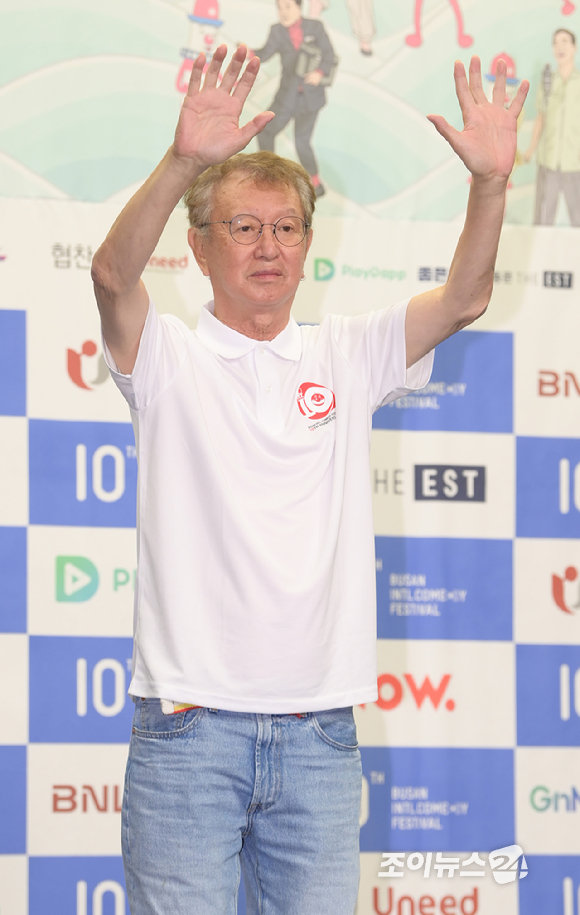 코미디언 전유성(부코페 명예위원장)이 3일 서울 마포구 상암동 스탠포드호텔에서 열린 제10회 '부산국제코미디페스티벌' 기자회견에 참석해 포토타임을 갖고 있다. [사진=정소희 기자]