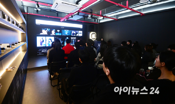31일 서울 성동구 성수동 케이팝아케이드에서 향으로 공간을 만드는 프래그런스 브랜드 '스퀘어룸(SQUAREROOM)' 신제품 론칭 행사가 열렸다. 김희수 스퀘어룸 대표가 제품 소개를 하고 있다. [사진=정소희 기자]