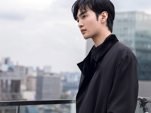 배우 김민재가 SBS '낭만닥터 김사부3' 종영 기념 인터뷰에서 포즈를 취하고 있다. [사진=냠냠엔터테인먼트]