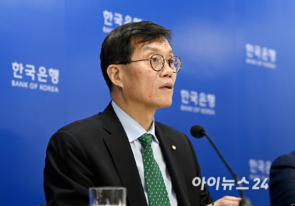 이창용 한국은행 총재가 19일 서울 중구 한국은행 기자실에서 열린 2023년 하반기 물가설명회에서 물가안정목표 운영상황에 관해 설명을 마친 뒤 질문에 답변하고 있다. [사진=곽영래 기자]