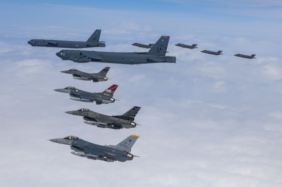 한미 공군이 연합공중훈련을 실시한 14일 한반도 상공에서 우리측 F-35A 전투기와 미측 B-52H 전략폭격기, F-16 전투기가 훈련에 임하고 있다. [사진=뉴시스]