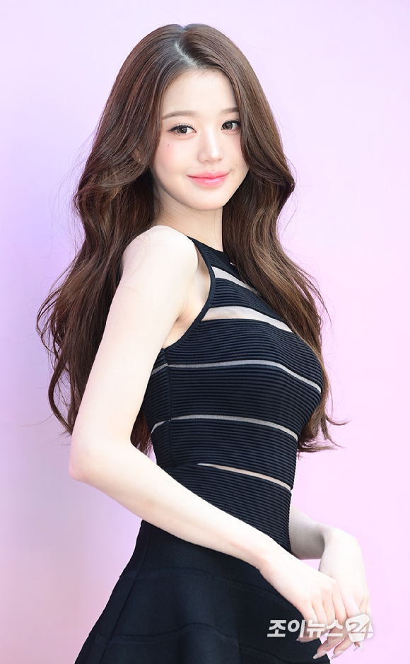 아이브 장원영이 23일 오전 서울 성동구 쎈느 성수에서 열린 다이슨 슈퍼소닉 트래블 라운지 팝업 스토어 행사에 참석하고 있다. [사진=정소희 기자]