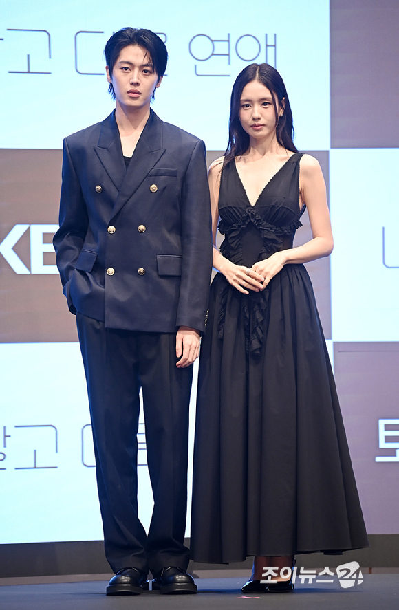 배우 이주안, 안은진이 7일 오후 서울 구로구 신도림동 더 세인트에서 열린 KBS 2TV 토일 미니시리즈 '너 말고 다른 연애' 제작발표회에서 포토타임을 갖고 있다. [사진=곽영래 기자]