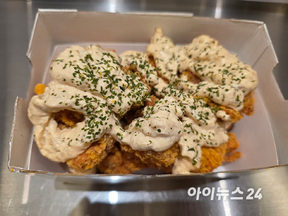 '에드워드 리 셰프 컬렉션 Ⅱ' 시식회 현장에 진열된 신제품 버거 2종과 치킨. [사진=구서윤 기자]