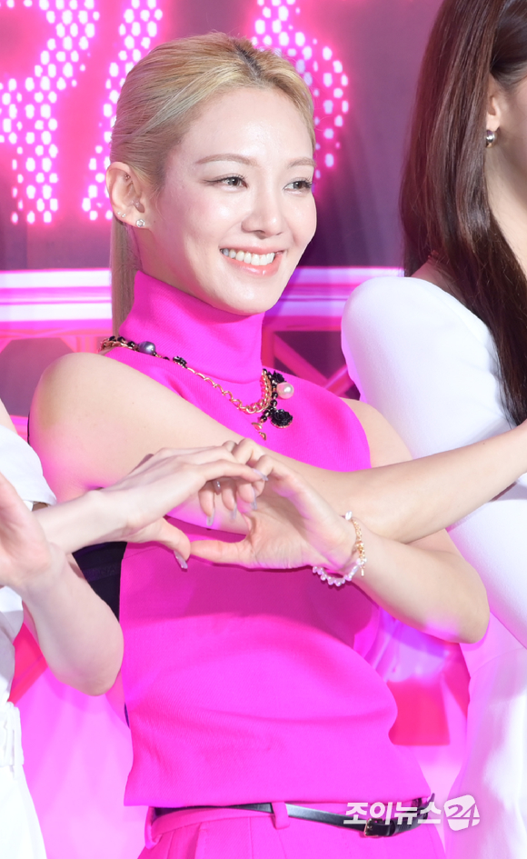 그룹 소녀시대 효연이 5일 오전 서울 삼성동 인터컨티넨탈 서울 코엑스에서 열린 데뷔 15주년 기념 정규 7집 '포에버 원'(FOREVER 1) 컴백 기자회견에 참석하고 있다. [사진=정소희 기자]