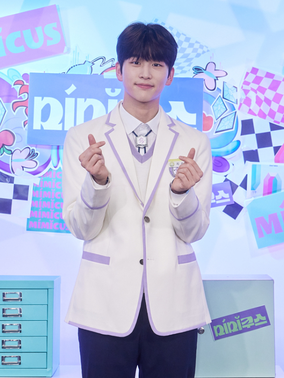 배우 김윤우가 22일 온라인으로 진행된 플레이리스트 드라마 '미미쿠스' 제작발표회에 참석해 포즈를 취하고 있다. [사진=플레이리스트]