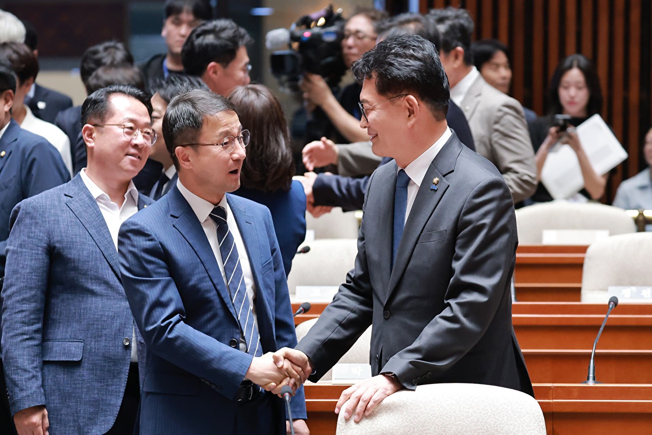 더불어민주당 한병도 원내대표가 5일 국회에서 22대 국회 후반기 의장단을 선출하는 본회의를 앞두고 열린 의원총회에 참석해 인천 연수갑 국회의원 보궐선거에서 당선된 더불어민주당 송영길 의원과 인사하고 있다. 2026.6.5 [사진=연합뉴스]