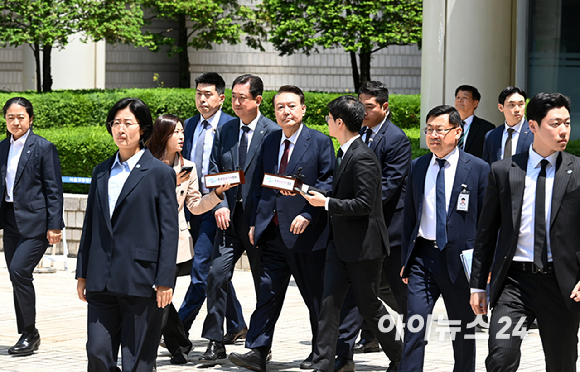 내란 우두머리 혐의로 기소된 윤석열 전 대통령이 12일 서초구 서울중앙지법에서 열린 세 번째 공판에서 점심 식사를 위해 차량으로 이동하고 있다. [사진=사진공동취재단]