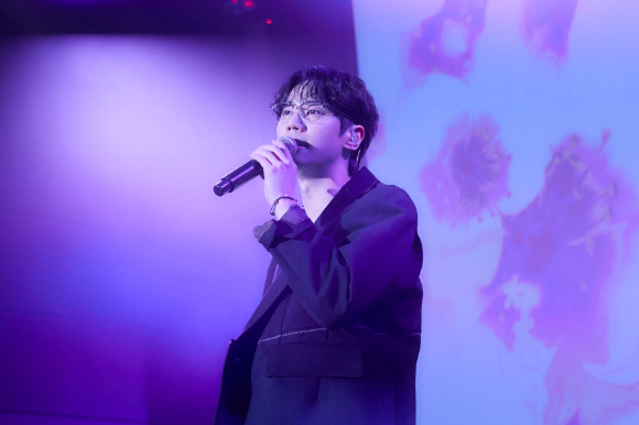 배우 이준영이 일본 단독 팬미팅 '더 모멘트(THE MOMENT)'에서 팬들을 만나고 있다. [사진=빌리언스]