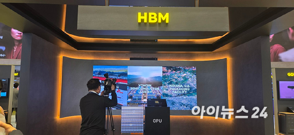 22일 서울 강남구 코엑스에서 개막한 반도체대전(SEDEX)의 SK하이닉스 전시관에 마련된 HBM4 전시공간. [사진=박지은 기자]