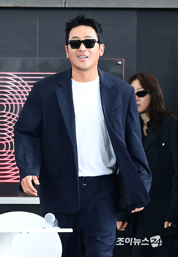배우 겸 감독 하정우와 배우 공효진이 19일 오전 부산광역시 해운대구 우동 영화의 전당에서 열린 제30회 부산국제영화제(BIFF) '윗집 사람들' 오픈토크 행사에 참석하고 있다. [사진=정소희 기자]