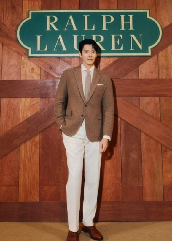 &apos;신민아♥&apos; 김우빈, 결혼 앞둔 근황...수트핏이 장난 아니네