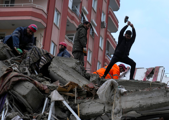 지난 6일(현지시간) 튀르키예 남부 아다나에서 구조대와 주민들이 지진으로 파괴된 건물 잔해를 수색하고 있다. [사진=뉴시스]