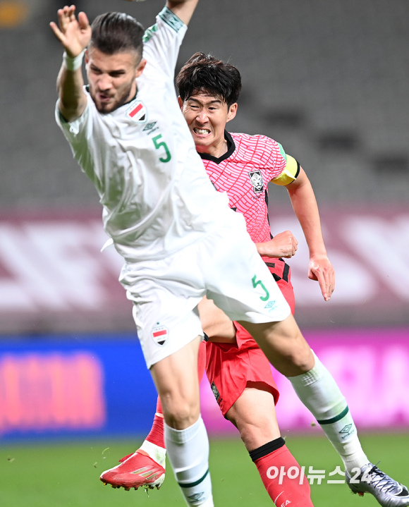 한국 손흥민이 2일 오후 서울월드컵경기장에서 진행된 '2022 카타르 월드컵' 아시아 지역 최종예선 A조 1차전 대한민국과 이라크의 경기에서 슛을 때리고 있다.