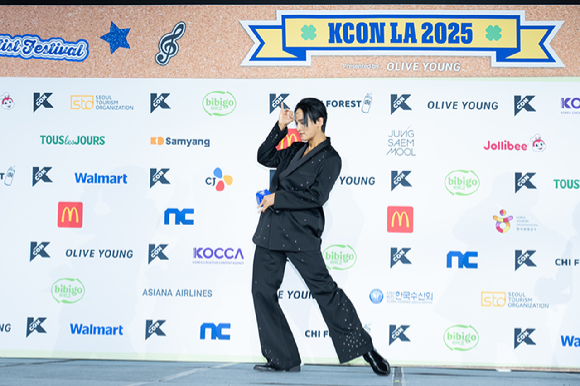 무용가 최호종이 지난 1일(현지시간)부터 3일까지 미국 로스앤젤레스 크립토닷컴 아레나에서 열린 K-팝 팬&아티스트 페스티벌 '케이콘 엘에이 2025(KCON LA 2025)' 레드카펫 행사에 참석해 포즈를 취하고 있다. [사진=CJ ENM]