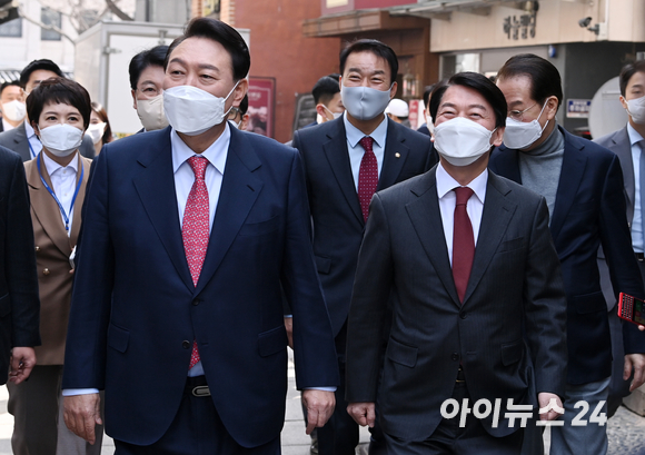 윤석열 대통령 당선인과 안철수 인수위원장이 16일 오후 서울 종로구 통의동 집무실에서 점심 식사를 위해 식당으로 이동하고 있다. [사진=김성진 기자]