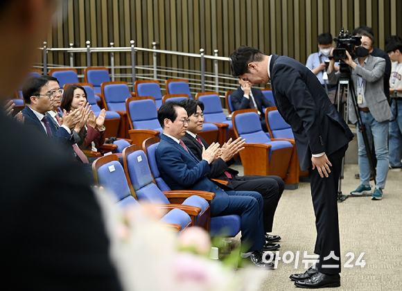 9일 국회에서 열린 국민의힘 최고위원 보궐선거에서 당선한 김가람 당 청년대변인이 당선사를 하고 있다. 투표 결과 전국위원회 소속 유권자 828명 중 539명이 투표에 참여했으며, 김가람 전 청년대변인은 381표를 받아 최고위원에 지명됐다. 함께 경쟁했던 이종배 서울시의원, 천강정 경기도당 의료정책위원장은 각각 135표, 23표를 획득했다. [사진=곽영래 기자]