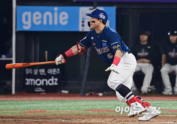 30일 오후 수원 KT위즈파크에서 '2023 KBO 포스트시즌 플레이오프' 1차전 KT 위즈와 NC 다이노스의 경기가 열렸다.4회초 무사 2,3루 NC 손아섭이 적시타를 때려내고 있다. [사진=곽영래 기자]