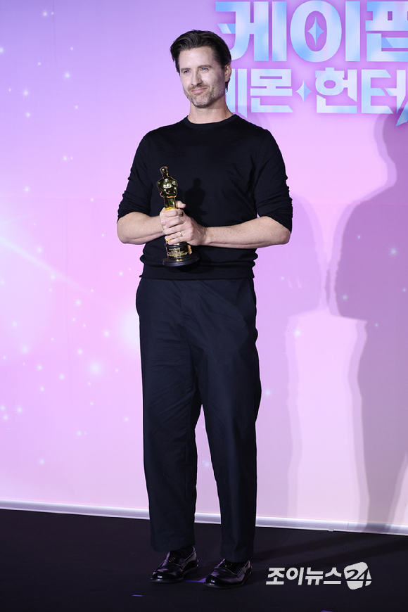 크리스 애플한스 감독이 1일 오후 서울 용산구 CGV 용산아이파크몰점에서 열린 넷플릭스 영화 '케이팝 데몬 헌터스' 제98회 아카데미 수상 기념 기자간담회에 참석해 포즈를 취하고 있다. [사진=문수지 기자]