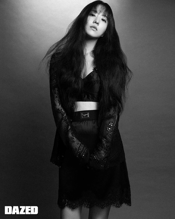 배우 박보영이 화보 촬영에서 포즈를 취하고 있다. [사진=데이즈드]