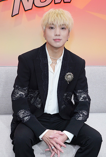 그룹 위너 강승윤이 26일 온라인으로 진행된 SM C&C STUDIO와 네이버 NOW. 공동 제작 웹예능 프로그램 '리얼 나우-위너 편' 스페셜 라이브 행사에 참석해 포즈를 취하고 있다. [사진=SM C&C 스튜디오, 네이버 NOW.]