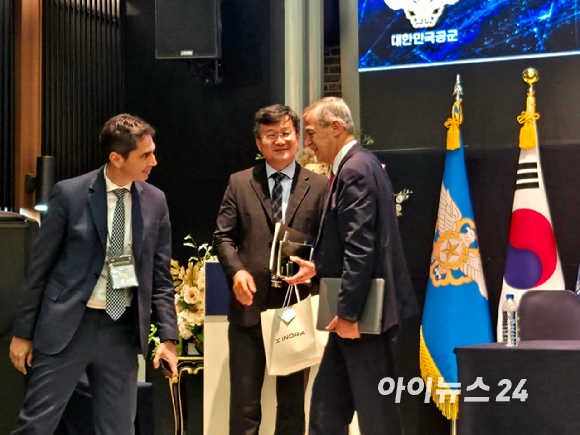 강은호 전 방위사업청장이 3일 공군호텔에서 진행된 제27회 항공우주력 국제학술회의에서 발언하고 있다. [사진=최란 기자]