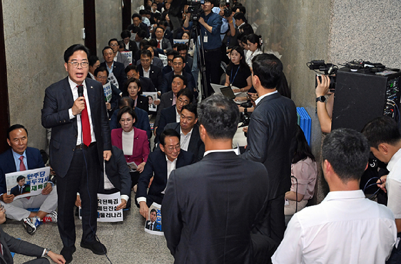 장동혁 국민의힘 대표와 송언석 원내대표를 비롯한 의원들이 3일 국회 원내대표실 앞에서 특검의 압수수색 규탄 농성을 하고 있다. [사진=곽영래 기자]