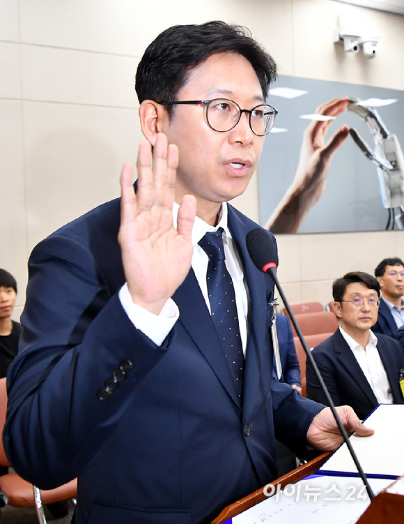 배경훈 과학기술정보통신부 장관 후보자가 14일 서울 여의도 국회에서 열린 과학기술정보방송통신위원회 인사청문회에서 선서를 하고 있다. [사진=곽영래 기자]