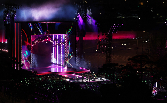 방탄소년단(BTS)이 21일 오후 서울 광화문 광장에서 정규 5집 '아리랑(ARIRANG)' 앨범 발매를 기념해 컴백 무대를 선보이고 있다. [사진=사진공동취재단]