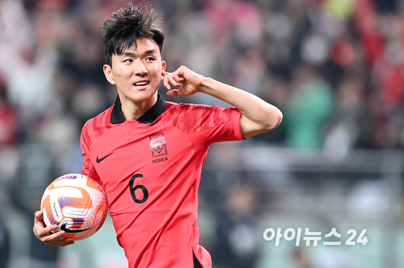 대한민국 황인범이 28일 오후 서울월드컵경기장에서 열린 대한민국과 우루과이의 평가전에서 동점골을 넣은 후 기뻐하고 있다. [사진=김성진 기자]