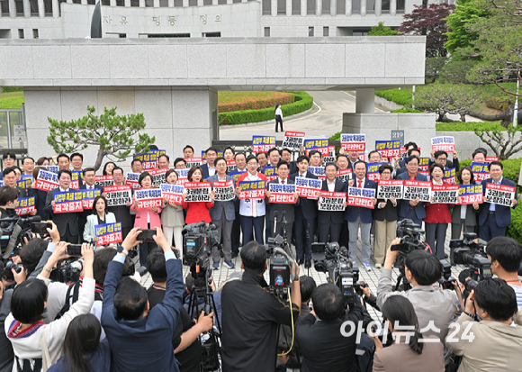 김문수 국민의힘 대선후보가 15일 서울 서초동 대법원을 찾아 사법부 수호 및 더불어민주당 규탄대회에 참석해 구호를 외치고 있다. [사진=곽영래 기자]