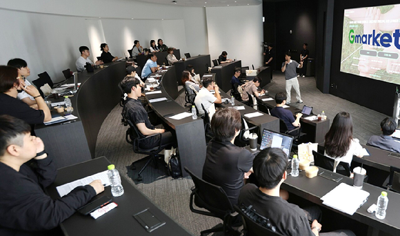 지난 30일 서울 중구 신세계 남산에서 G마켓이 진행한 '상생교육' 참여 셀러들이 강연을 듣고 있다. [사진=G마켓]