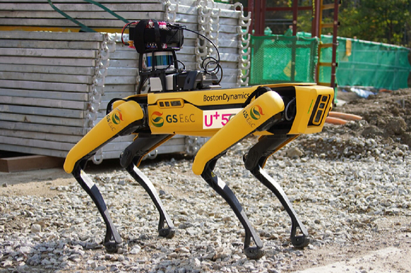 LG유플러스가 GS건설과 함께 5G로 원격 제어하는 로봇을 도로 공사현장에서 실증하는데 성공했다. [사진=LGU+]