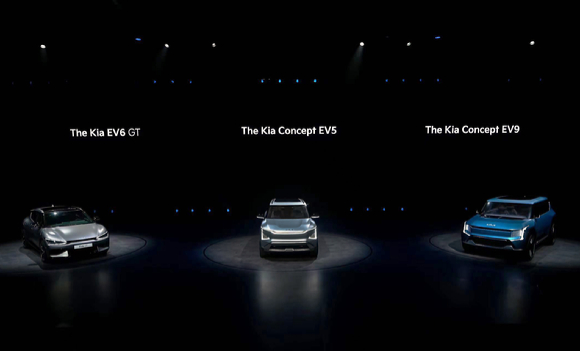 지난 20일 중국 상해 E-스포츠 문화센터에서 열린 '기아 EV 데이(KIA EV Day)'에 전시된 EV6 GT, 콘셉트 EV5, 콘셉트 EV9. [사진=기아]
