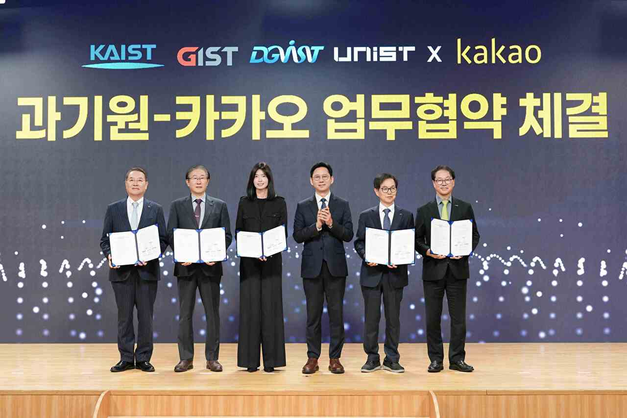 23일 대전 유성구 카이스트(KAIST) 학술문화관에서 왼쪽부터 이건우 DGIST 총장, 임기철 GIST 총장, 정신아 카카오 대표, 배경훈 부총리, 이광형 KAIST 총장, 박종래 UNIST 총장이 'AI 인재 육성을 위한 업무협약(MOU)' 체결 기념 사진을 찍고 있다. [사진=카카오]