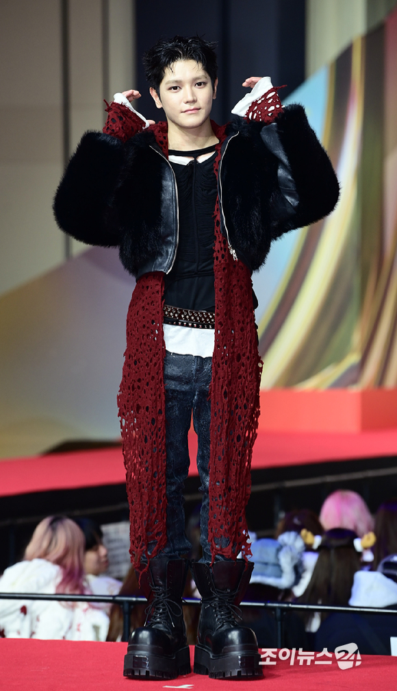 NCT 태용이 25일 오후 인천광역시 중구 운서동 인스파이어 아레나에서 열린 '2025 SBS 가요대전' 레드카펫 행사에 참석하고 있다.&nbsp;