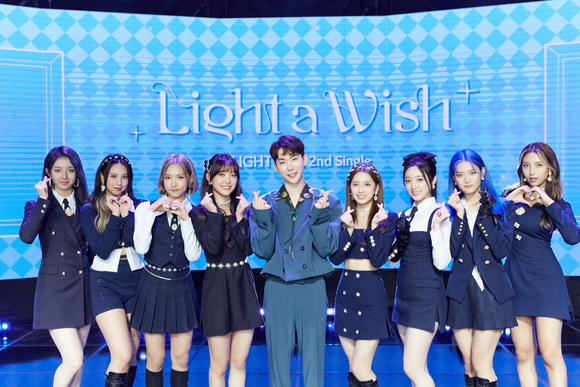 걸그룹 라잇썸, 가수 조권이 13일 온라인으로 진행된 두 번째 싱글 'Light a Wish' 발매 기념 쇼케이스에 참석해 포즈를 취하고 있다. [사진=큐브엔터테인먼트]