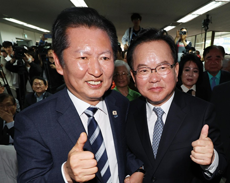 26일 오후 대구 달서구 두류역 인근에 마련된 더불어민주당 김부겸 대구시장 예비후보의 희망캠프 선거사무소 개소식에서 정청래 대표와 김 예비후보가 엄지를 치켜드는 포즈를 취하고 있다. 2026.4.26 [사진=연합뉴스]