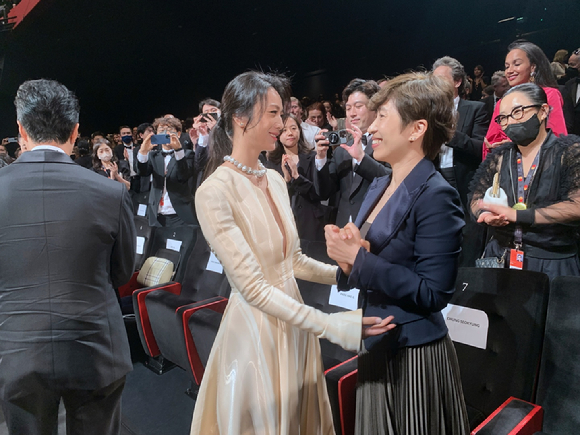 제75회 칸 국제영화제에서 '헤어질 결심'이 최초 공개된 가운데 탕웨이가 축하를 받고 있다. [사진=CJ ENM]