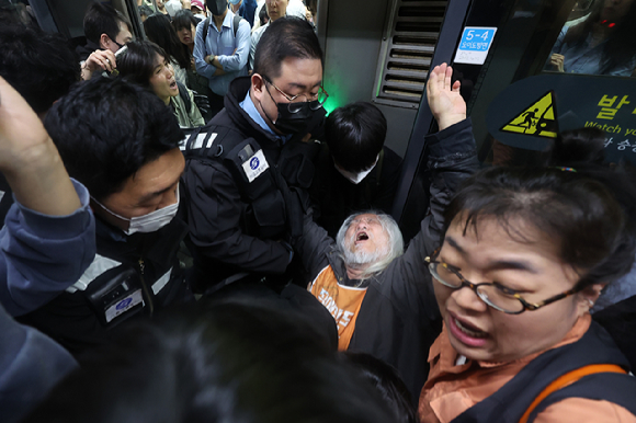 전국장애인차별철폐연대(전장연)가 7일 지하철 4호선 혜화역 플랫폼에서 기자회견을 열고 '6월 지방선거까지 지하철 연착을 유발하는 탑승 시위유보'를 발표하고 있다. [사진=연합뉴스]