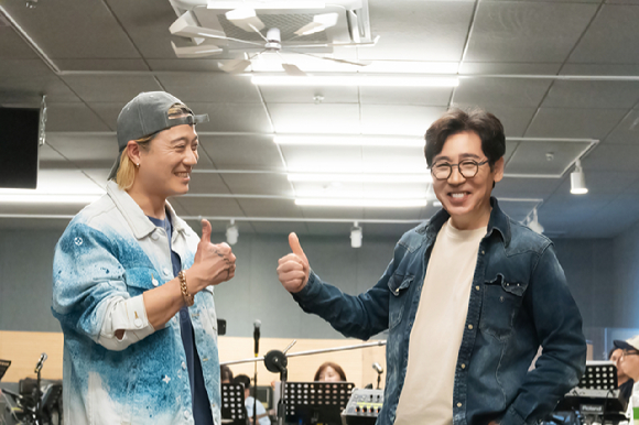 조관우-아웃사이더가 엄지를 치켜들고 사진촬영을 하고 있다. [사진=윤스토리엔터테인먼트]