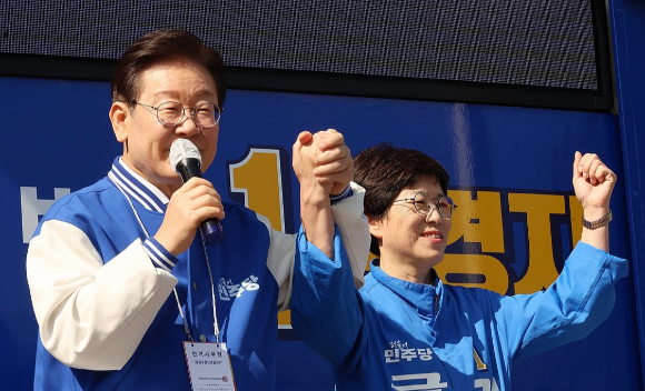 이재명 더불어민주당 대표가 12일 오전 부산 금정구 스포원파크 금정체육공원에서 김경지 금정구청장 보궐선거 후보와 함께 유세를 펼치고 있다. [사진=연합뉴스]