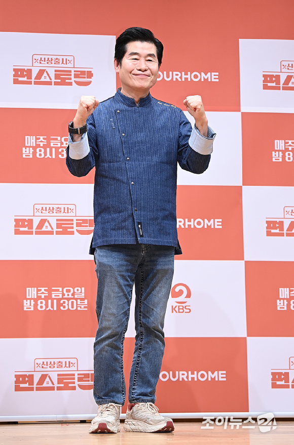 이연복 셰프가 27일 오후 서울 여의도 KBS 아트홀에서 열린 KBS 2TV '신상출시 편스토랑' 기자간담회에서 포토타임을 갖고 있다. [사진=곽영래 기자]