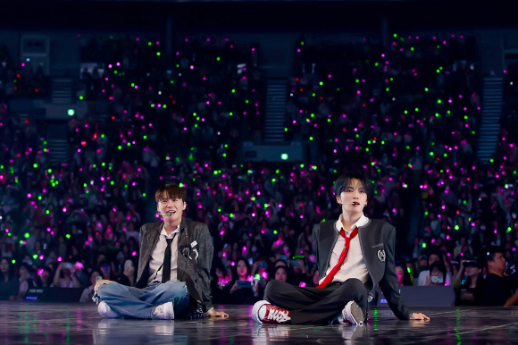 가수 김준수, 김재중이 데뷔 20주년 기념 단독 콘서트에서 무대를 꾸미고 있다. [사진=팜트리아일랜드, iNKODE]