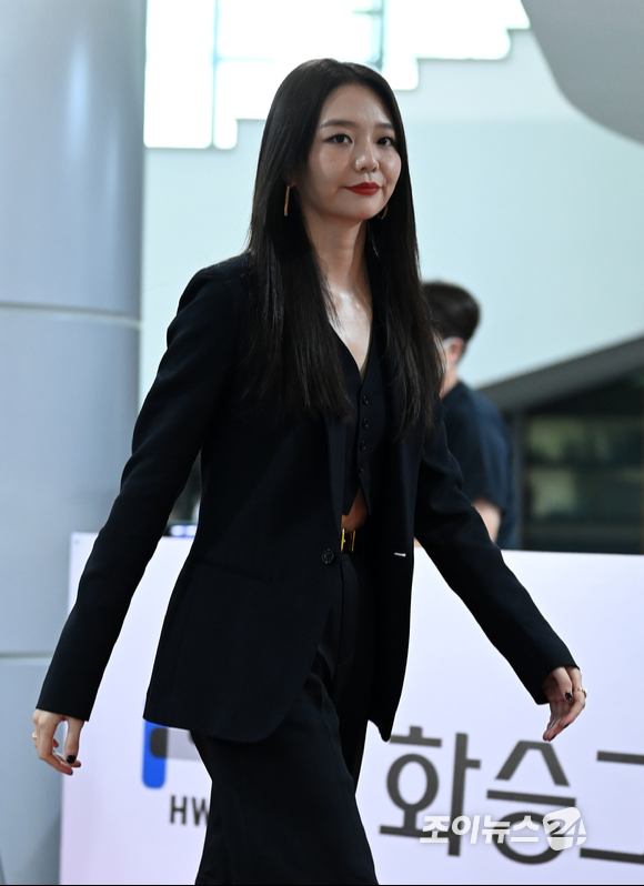 배우 이솜이 7일 오후 부산 해운대구 벡스코 오디토리움에서 열린 '2021 부일영화상' 레드카펫에 참석하고 있다.