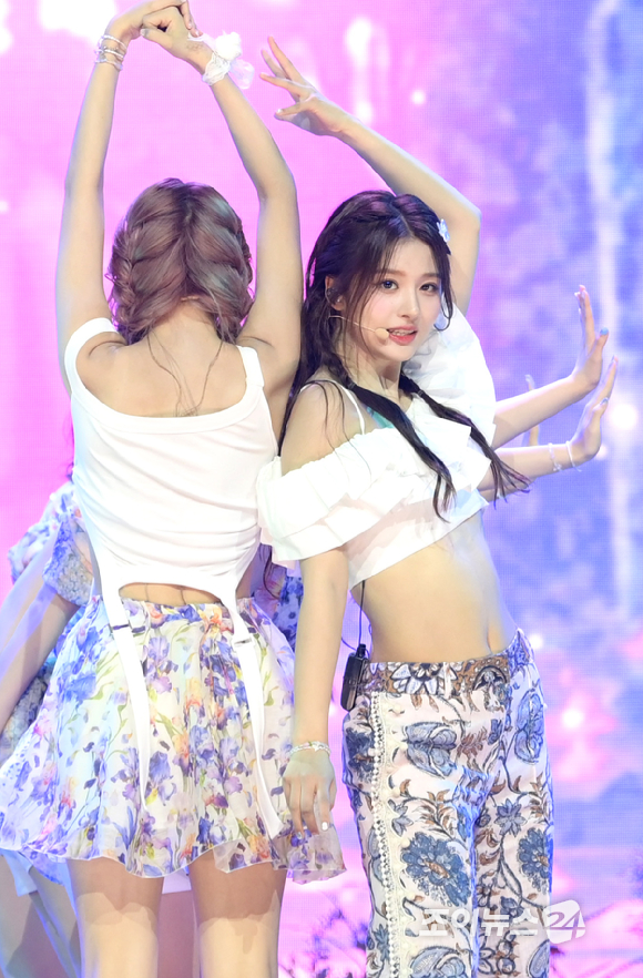 그룹 엔믹스 설윤이 11일 오후 서울 용산구 한남동 블루스퀘어에서 열린 엔믹스(NMIXX) 세 번째 싱글 앨범 '어 미드서머 엔믹스 드림'(A Midsummer NMIXX's Dream) 발매 기념 쇼케이스에서 타이틀곡 '파티 어클락' 무대를 선보이고 있다. [사진=정소희 기자]