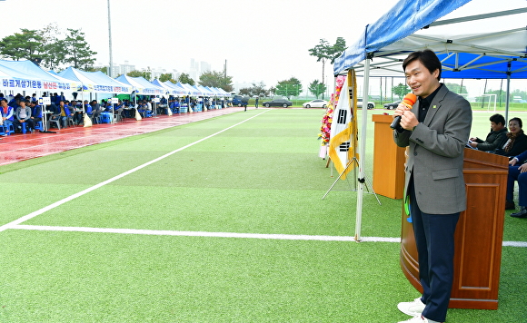 조현일 경산시장이 '바르게살기 경산협의회 회원 한마음 다짐대회’에서 축사를 하고 있다 [사진=경산시]