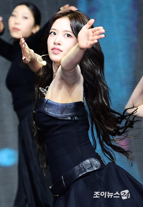 그룹 아이브 안유진이 23일 오후 서울 광진구 광장동 예스24라이브홀에서 열린 아이브(IVE) 정규 2집 '리바이브 플러스'(REVIVE+) 발매 기념 쇼케이스에서 '블랙홀' 무대를 선보이고 있다. [사진=정소희 기자]