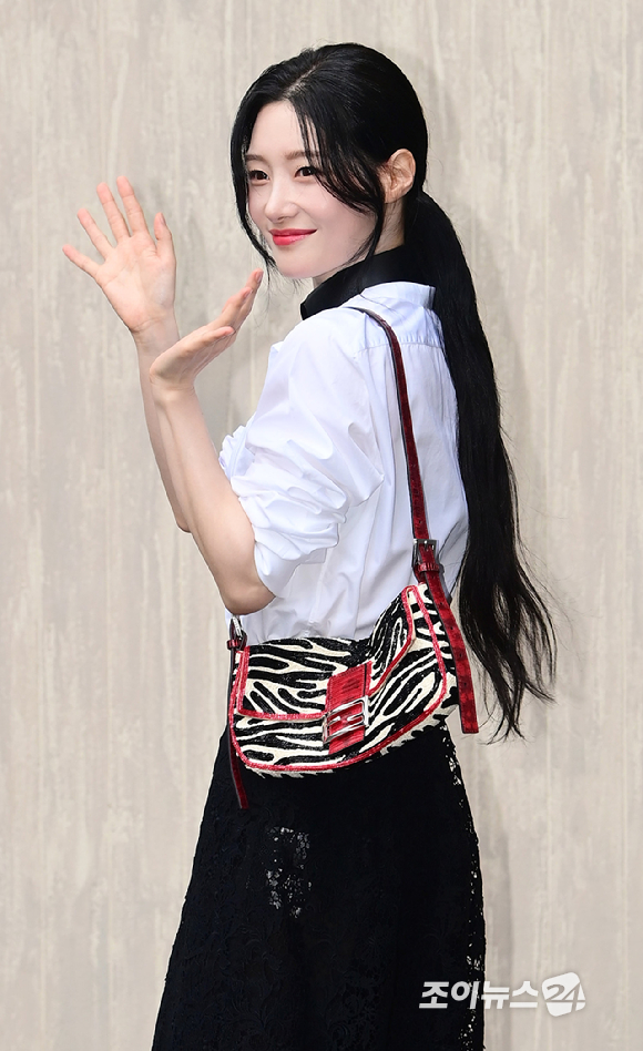 배우 겸 가수 정채연(아이오아이)이 15일 오후 서울 강남구 청담동 인근에서 열린 펜디, 마리아 그라치아 키우리 2026 윈터 컬렉션 런칭 행사에 참석하고 있다. [사진=정소희 기자]