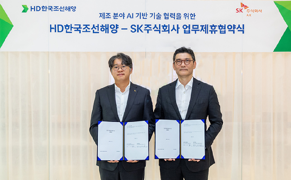 윤풍영 SK AX 사장(왼쪽)과 김성준 HD한국조선해양 대표가 '제조 분야 AX혁신을 위한 공동 과제 발굴 및 실행 협약(MOU)식'에서 기념 촬영하고 있다. [사진=SK AX ]